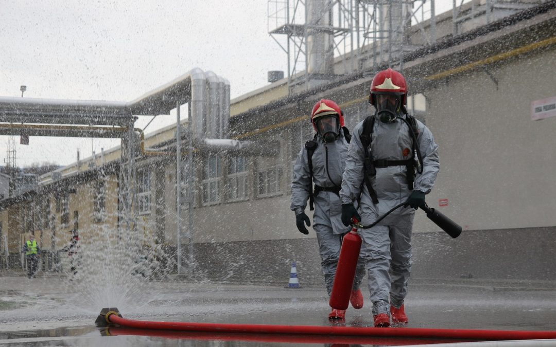 Bersihkan Tumpahan Oli di Kebun Warga